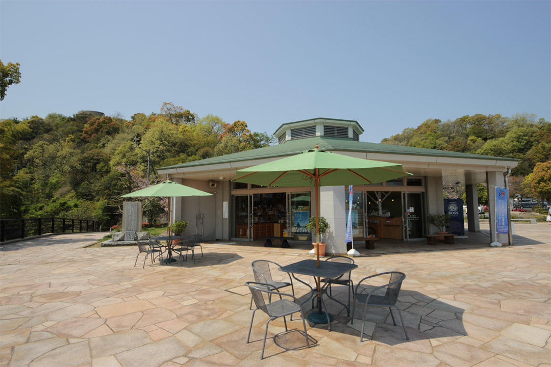 しまなみピクニックの外観。テラス席もあります。